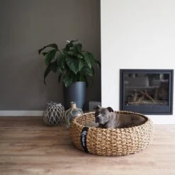 District 70 COCOON - Luxe Hondenmand Van Duurzaam Hoogwaardig Riet Met Zacht Kussen - Maten S/M/L - Large 32 District 70 COCOON - Luxe Hondenmand Van Duurzaam Hoogwaardig Riet Met Zacht Kussen - Maten S/M/L - Large -Hondenbenodigdheden Winkel 1200x1200 148