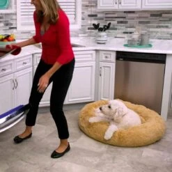Peaceful Pooch L - Pluizig Hondenbed - 94cm Diameter - Opvouwbaar - In Verschillende Maten. Kattenbed - Wasbaar - Uitneembare Vulling - Ontspant Gewrichten En Spieren - Anti-slip Noppenbodem -Hondenbenodigdheden Winkel 1200x1200 272