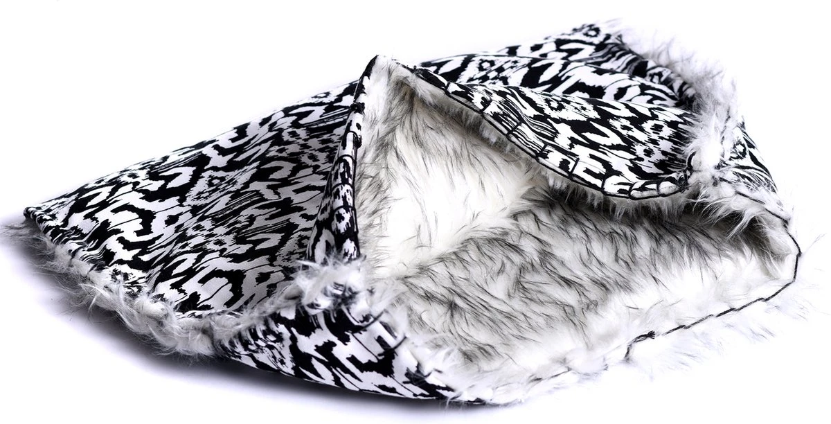 Dogs&Co Honden Slaapzak Ethnic 70x50cm Zwart/wit - Hondenslaapzak - Kattenslaapzak - Geschikt Voor Honden Of Katten T/m 10KG 2 Dogs&Co Honden Slaapzak Ethnic 70x50cm Zwart/wit - Hondenslaapzak - Kattenslaapzak - Geschikt Voor Honden Of Katten T/m 10KG - Afbeelding 2