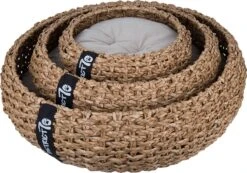 District 70 COCOON - Luxe Hondenmand Van Duurzaam Hoogwaardig Riet Met Zacht Kussen - Maten S/M/L - Large 38 District 70 COCOON - Luxe Hondenmand Van Duurzaam Hoogwaardig Riet Met Zacht Kussen - Maten S/M/L - Large -Hondenbenodigdheden Winkel 1200x842