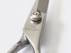 Professionele Hondenscharen Set - Extra Veilige Grooming Set - Trimscharen Voor Honden - Knipschaar - Effileerschaar / Uitdunschaar - Gebogen Schaar Met Ronde Punt - Precisieschaar - Hondenverzorging - Inclusief Kam, 2 Haarclips En Luxe Opbergdoos -Hondenbenodigdheden Winkel 1200x899 3